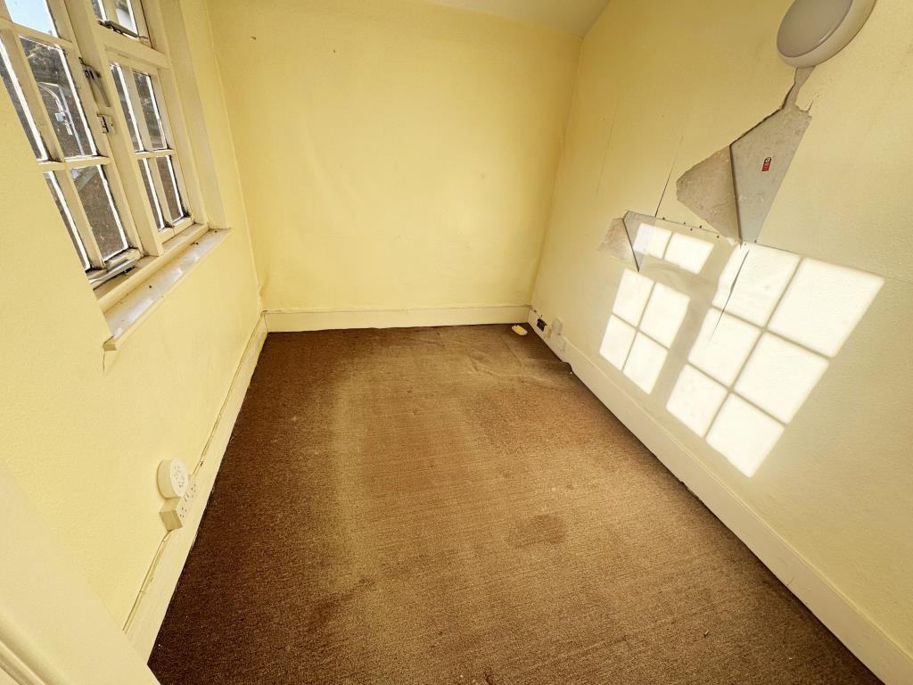Lot: 43 - FREEHOLD OFFICES IN POPULAR VILLAGE WITH POTENTIAL - First floor - Room 2